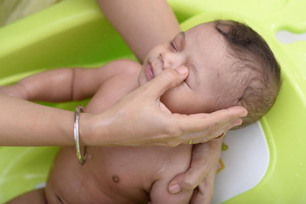 شستن چشم و صورت نوزاد
